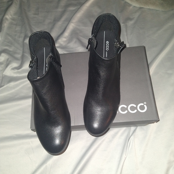 New black ankle boots - Picture 3 of 9